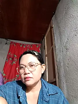 Snapshot of Everleigh_mom chatting on 10/15/25, 10:15 Everleigh mom online show from 10/15/25, 10:15