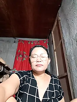 Snapshot of Everleigh_mom chatting on 10/18/25, 10:16 Everleigh mom online show from 10/18/25, 10:16