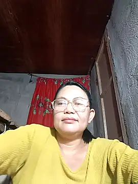Snapshot of Everleigh_mom chatting on 10/19/25, 12:17 Everleigh mom online show from 10/19/25, 12:17