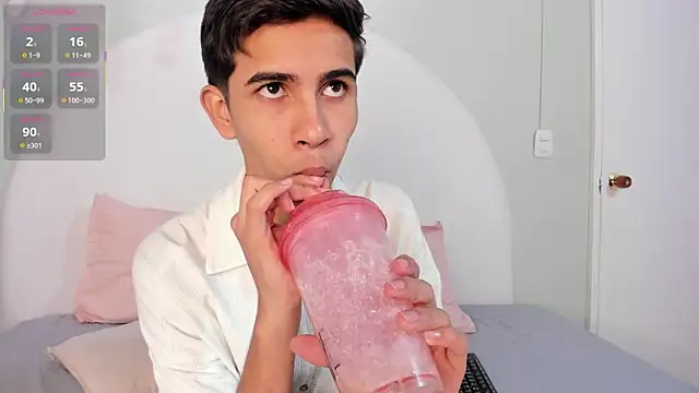 Snapshot of JoshuaSanzz chatting on 10/31/25, 03:40 JoshuaSanzz online show from 10/31/25, 03:40