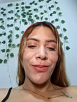 Snapshot of Elianasuarezz chatting on 04/15/26, 12:56 Elianasuarezz online show from 04/15/26, 12:56