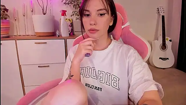 Snapshot of Voytinyme chatting on 10/15/25, 06:30 Voytinyme online show from 10/15/25, 06:30