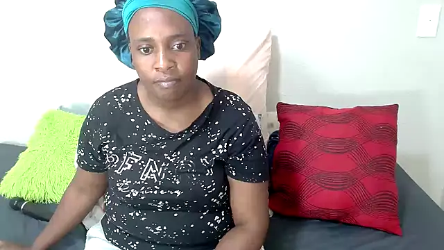 QueenRomaxx1 online show from 10/19/25, 12:39