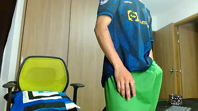 Snapshot of skinny23cm chatting on 01/08/25, 09:42 skinny23cm online show from 01/08/25, 09:42