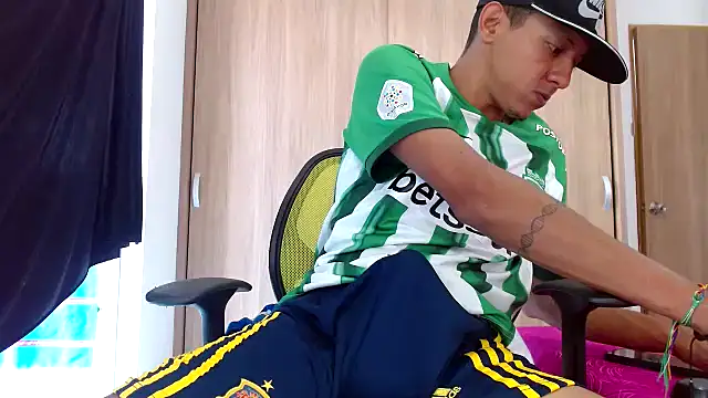 Snapshot of skinny23cm chatting on 01/31/25, 02:28 skinny23cm online show from 01/31/25, 02:28