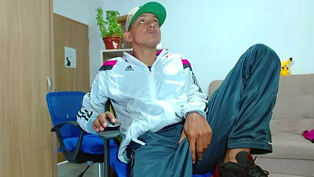 Snapshot of skinny23cm chatting on 10/09/25, 12:47 skinny23cm online show from 10/09/25, 12:47