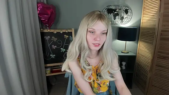 Snapshot of Madelaineses chatting on 11/15/25, 09:28 Madelaineses online show from 11/15/25, 09:28