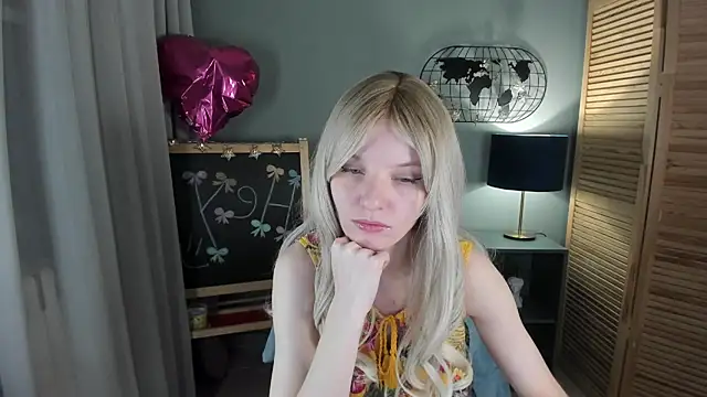 Snapshot of Madelaineses chatting on 11/16/25, 10:10 Madelaineses online show from 11/16/25, 10:10