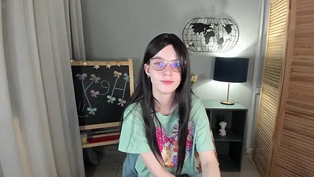 Snapshot of Madelaineses chatting on 11/26/25, 09:27 Madelaineses online show from 11/26/25, 09:27