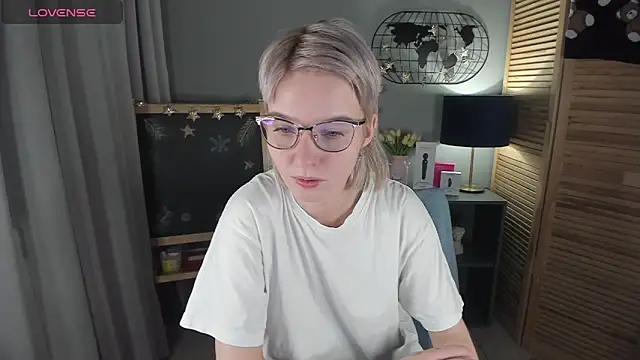 Snapshot of Madelaineses chatting on 01/13/26, 09:25 Madelaineses online show from 01/13/26, 09:25