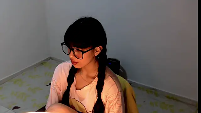 Snapshot of meganmiauu chatting on 05/27/26, 02:03 meganmiauu online show from 05/27/26, 02:03