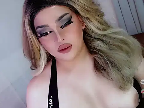 Snapshot of queensavrinax chatting on 10/25/25, 03:47 queensavrinax online show from 10/25/25, 03:47