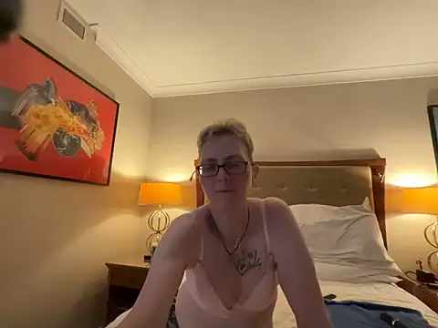 Curvy-Jinx online show from 04/18/26, 07:29