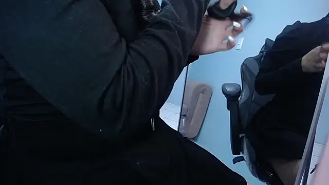 victoria hernandez t  online show from 11/19/25, 01:11