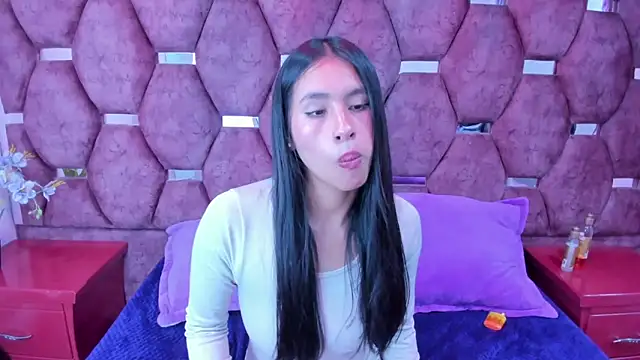 Miaa Davis  online show from 12/18/25, 02:39