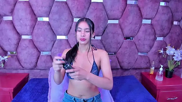 Miaa Davis  online show from 12/19/25, 03:02