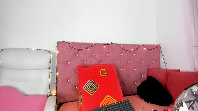 Snapshot of dulce_brown01 chatting on 10/01/25, 01:28 dulce brown01 online show from 10/01/25, 01:28