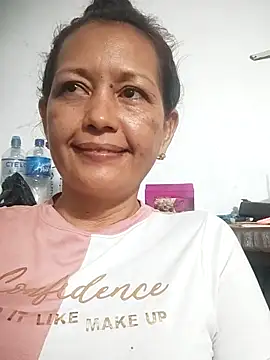 Snapshot of marinita13 chatting on 10/10/25, 12:53 marinita13 online show from 10/10/25, 12:53