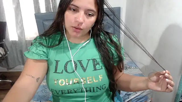 Snapshot of sarah_aguilar chatting on 05/19/26, 03:51 sarah aguilar online show from 05/19/26, 03:51