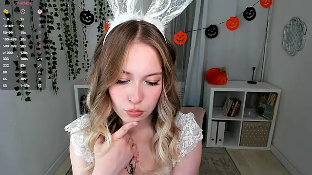 LanaRoselle online show from 10/31/25, 02:18