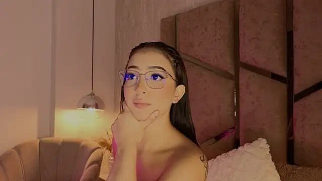 Snapshot of scarlethlux chatting on 06/17/26, 07:00 scarlethlux online show from 06/17/26, 07:00