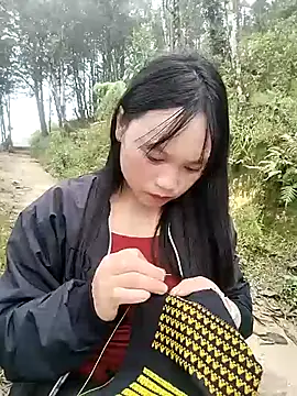 Snapshot of Tiyir597 chatting on 10/15/25, 03:28 Tiyir597 online show from 10/15/25, 03:28