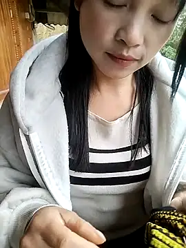 Snapshot of Tiyir597 chatting on 10/24/25, 02:52 Tiyir597 online show from 10/24/25, 02:52