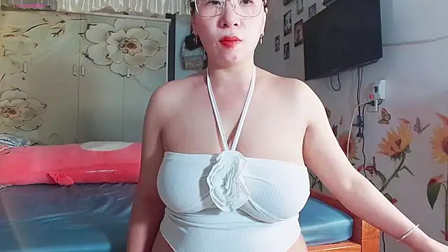 Snapshot of lyly_asian chatting on 04/22/26, 05:14 lyly asian online show from 04/22/26, 05:14