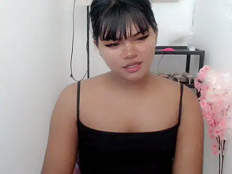 Snapshot of FROXXX21 chatting on 07/05/26, 03:45 FROXXX21 online show from 07/05/26, 03:45