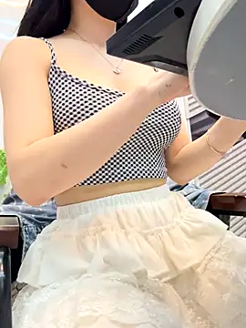 Snapshot of Linh_2004 chatting on 09/20/25, 02:07 Linh 2004 online show from 09/20/25, 02:07