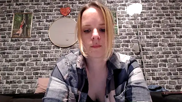 Snapshot of SexyMilf_37 chatting on 04/18/26, 08:42 SexyMilf 37 online show from 04/18/26, 08:42