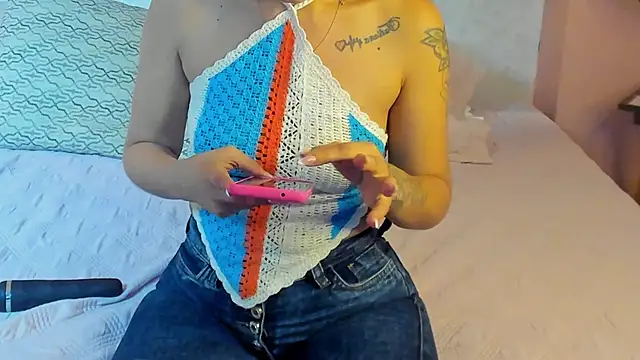 Snapshot of Emilly_Beaumont chatting on 09/18/25, 01:24 Emilly Beaumont online show from 09/18/25, 01:24