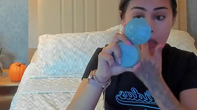 Snapshot of Emilly_Beaumont chatting on 10/14/25, 11:44 Emilly Beaumont online show from 10/14/25, 11:44