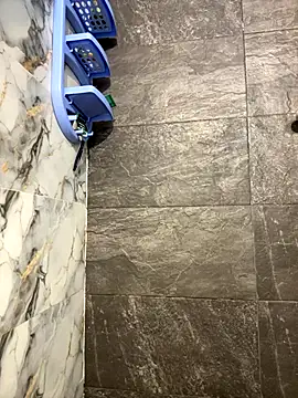 Linda Bellucci online show from 12/17/25, 08:04