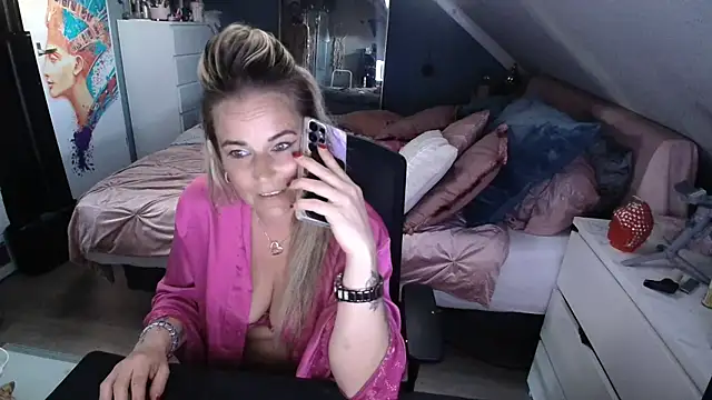 Mrs-Aurora online show from 04/23/26, 06:10