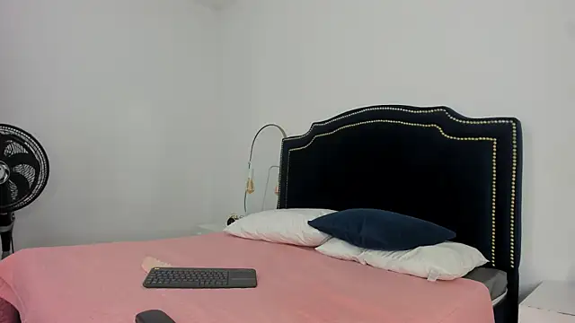 LiliCarterm online show from 10/27/25, 08:13