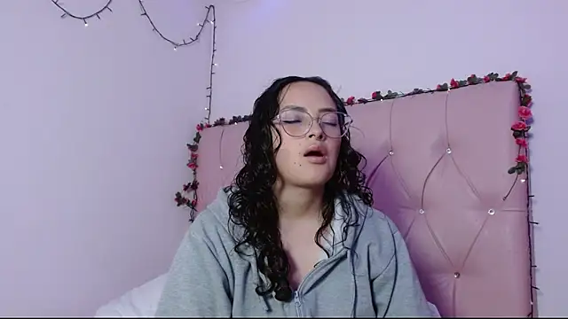 Snapshot of manumeow1 chatting on 12/14/25, 10:14 manumeow1 online show from 12/14/25, 10:14