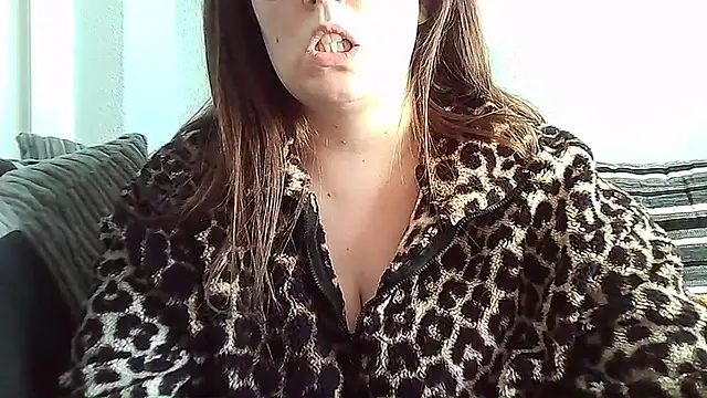 Snapshot of Curvy-BellaX chatting on 10/22/25, 01:22 Curvy-BellaX online show from 10/22/25, 01:22