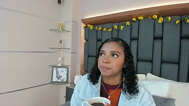 LisaMendez online show from 11/23/25, 04:01