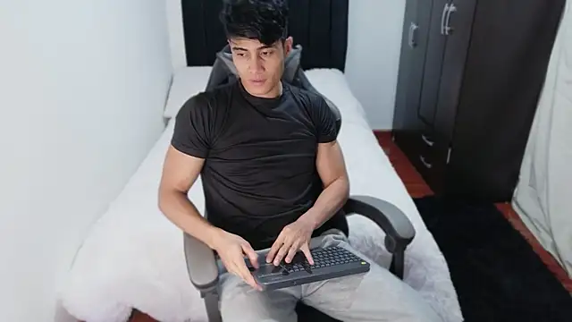 stylish men online show from 10/15/25, 11:27