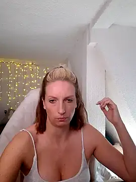 Snapshot of SexyJulia21 chatting on 02/28/25, 09:15 SexyJulia21 online show from 02/28/25, 09:15