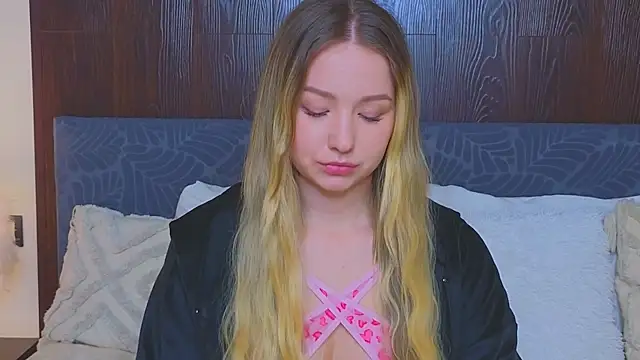 Snapshot of LeeAmy chatting on 09/19/25, 06:52 LeeAmy online show from 09/19/25, 06:52