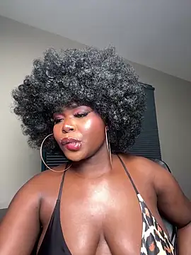 WomanNextdoor1 online show from 05/06/26, 01:47