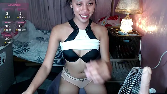 Snapshot of kourtneyluv_ chatting on 06/15/26, 04:15 kourtneyluv online show from 06/15/26, 04:15