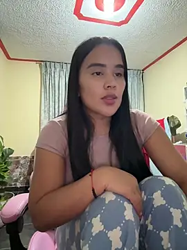 Snapshot of laure_torres chatting on 04/29/26, 01:21 laure torres online show from 04/29/26, 01:21