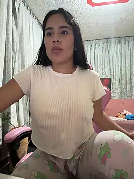 Snapshot of laure_torres chatting on 05/14/26, 02:51 laure torres online show from 05/14/26, 02:51