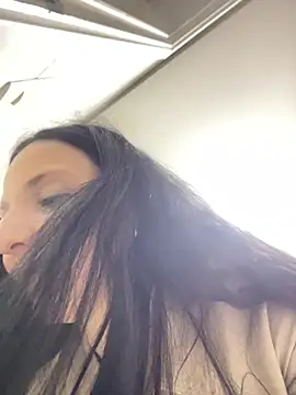 yumi-hot online show from 05/14/26, 11:11