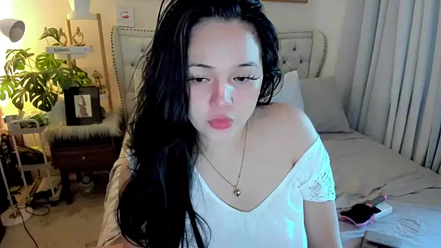 Snapshot of SweetHoney369 chatting on 10/15/25, 12:33 SweetHoney369 online show from 10/15/25, 12:33