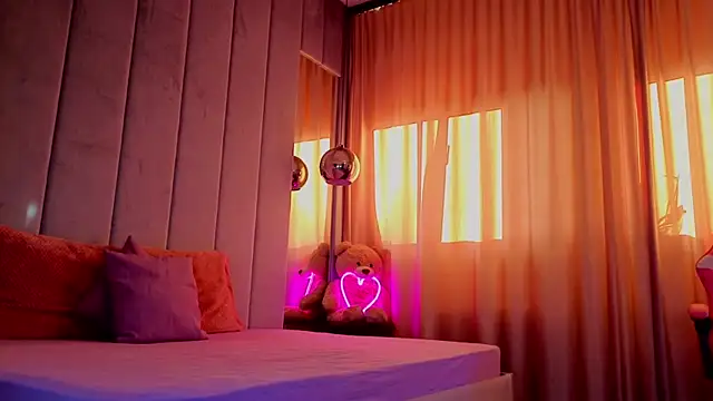 Reina Cummings online show from 10/24/25, 06:10