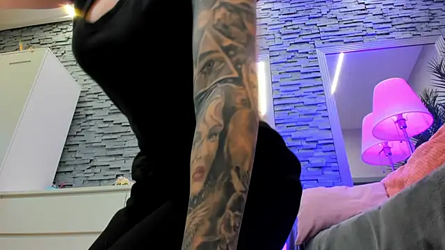 Reina Cummings online show from 04/02/26, 06:22